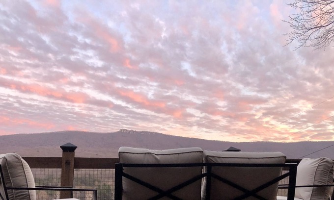 Wardensville Cabina | Cozy Historic Cabin w/Stellar View of Big Schloss—5 min. to trailhead