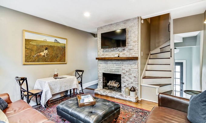 Washington Square West Casa | Cozy & Historic Gem: Free Parking+ Patio -Sleeps 6
