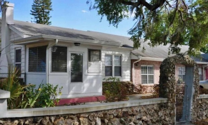 Polk City Cabaña | Cozy Historical Cottage