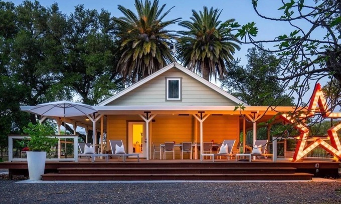Geyserville Cabaña | Cozy Historical Guesthouse in Anderson Valley Vineyards