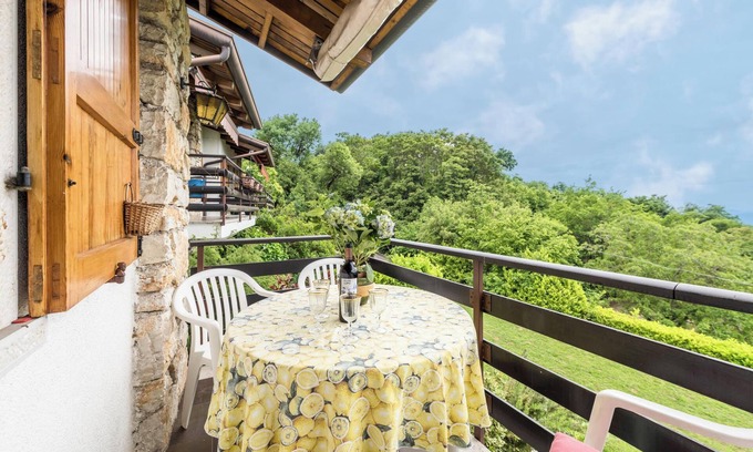 San Zeno di Montagna Apartamento | Acogedor apartamento vacacional con balcón, vistas al lago y wifi; aparcamiento disponible, se admiten mascotas