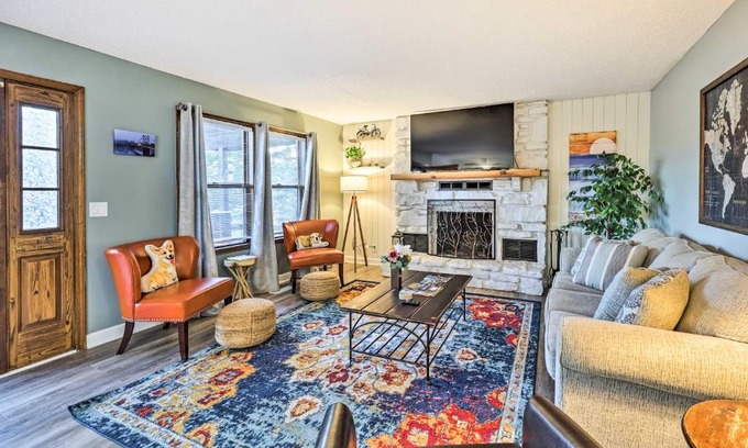 Eureka Springs Casa | Cozy Holiday Island Home Hot Tub and Chiminea!