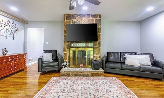 Newark Casa | ‼️Cozy Home 4BR Newark Stay w/ Yard