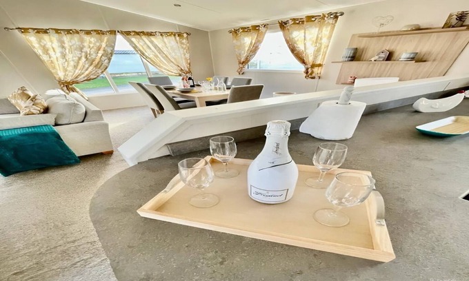 Skegness Cabina | Cozy home away from home 3 bed lodge with a hot tub @ 101 Windsor Pendine Sands.