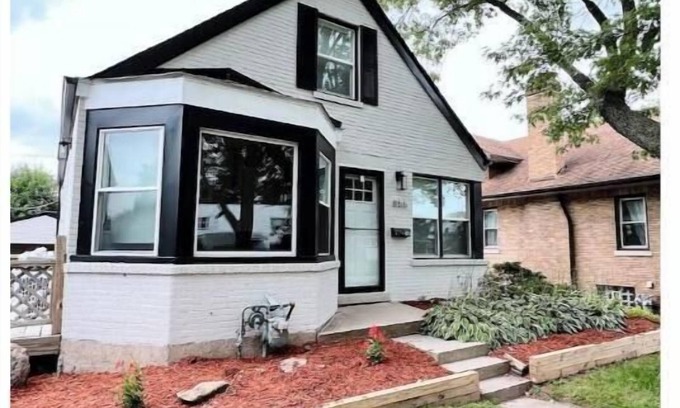 Des Plaines Casa | Cozy Home by O'Hare + EV Plug