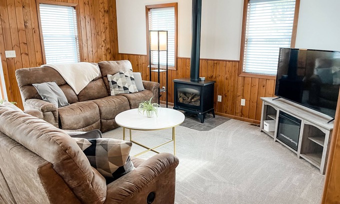 Fairmont Casa | Cozy Home-Close to Lake & Centrally Located!