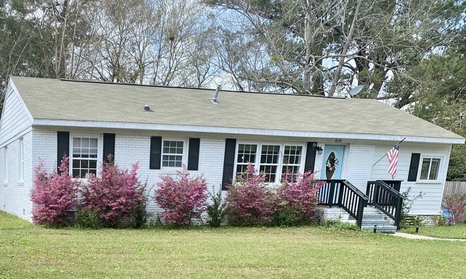 Mossy Oaks Casa | Cozy home close to Parris Island with large fenced yard! Newly renovated!