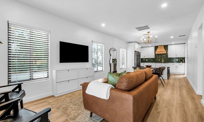 Victoria Park Casa | Cozy Home, Close to Downtown, Beach & Las Olas