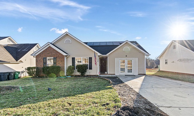 Charlotte Casa | Cozy Home for Entire Family
