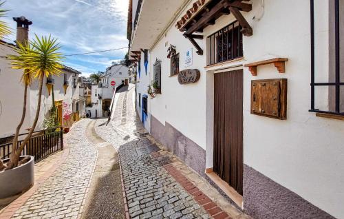 Benalauria Casa | Cozy Home In Benalaureia With Kitchen