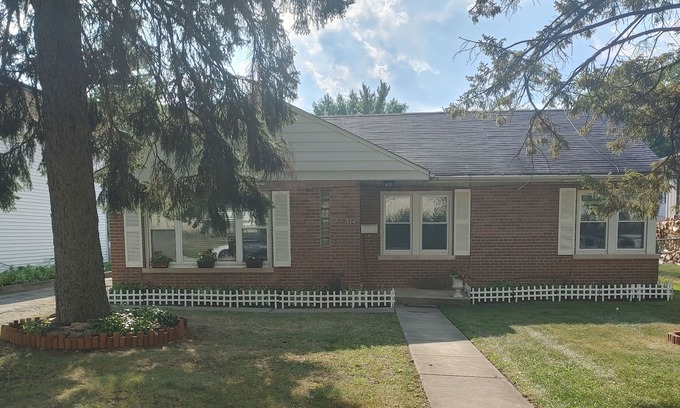 Fullersburg Casa | Cozy Home in Historic Hinsdale IL 30 minutes from Downtown Chicago
