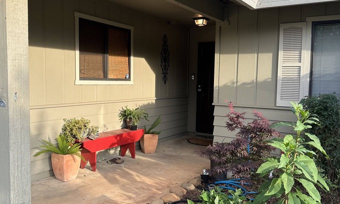 Redding Casa | Cozy home in nice neighborhood next to largest park in Redding ! Pet friendly.
