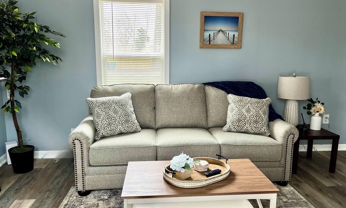 Warwick Casa | Cozy Home in Oakland Beach Nearby Airport