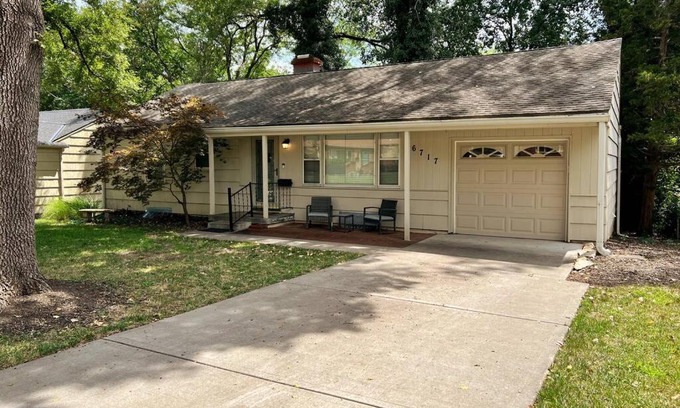 Overland Park Casa | Cozy home in quiet Overland Park neighborhood