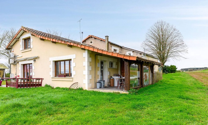 Scorbe-Clairvaux Casa | Acogedora casa en Scorbé-Clairvaux con.