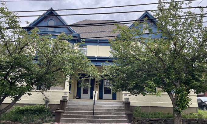 Morgantown Casa | Cozy home located in the historic section of Morgantown, West Virginia