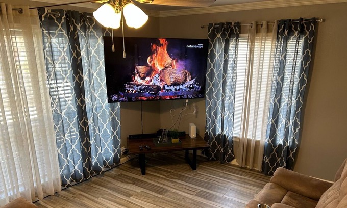 Houston Otro | Cozy Home near Downtown Houston and Hobby Airport