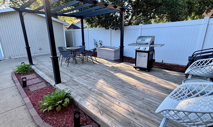 Sioux Falls Casa | Cozy home near DT, Premier Center & Hospital- Foosball, 65"TV & Fenced Yard
