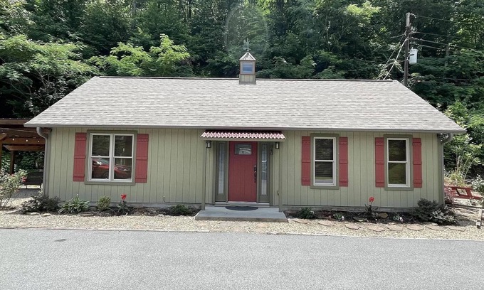 Gatlinburg Cabaña | Cozy/Home Serenity at It's Best. Come Stay Awhile-1 Mi From Gatlinburg Parkway!