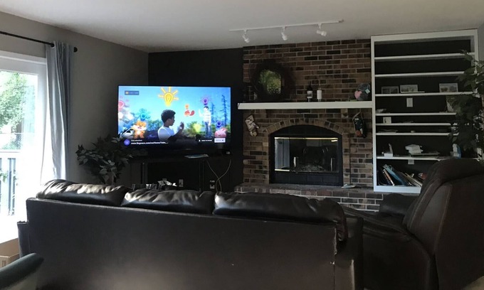 East Bloomington Casa | Cozy home with fireplace
