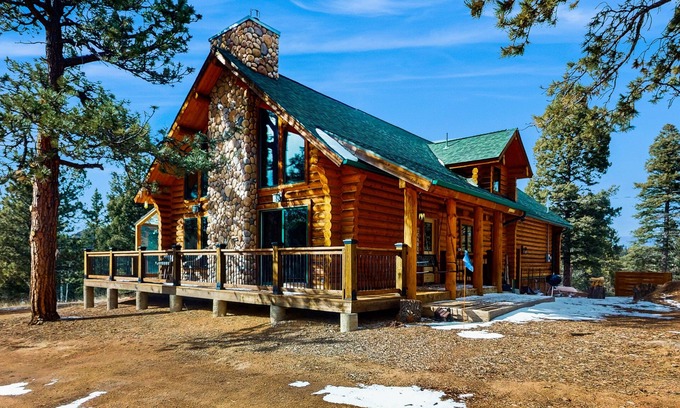 Cripple Creek Casa | Cozy home with fully stocked kitchen, large deck, mountain views & fast wifi