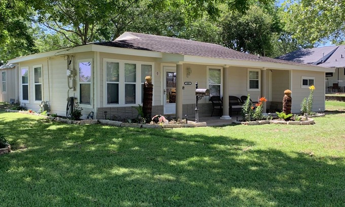 Schulenburg Casa | Cozy home with great landscaping and cute decor!