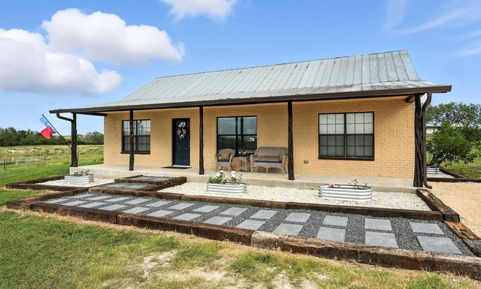 New Braunfels Casa | Cozy home with private W/D, deck - near Guadalupe and Comal Rivers
