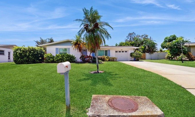 Bradenton Casa | Cozy home with private pool, lanai, and washer & dryer