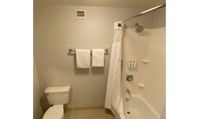 Waldron Otro | Cozy hotel room with balcony near airport
