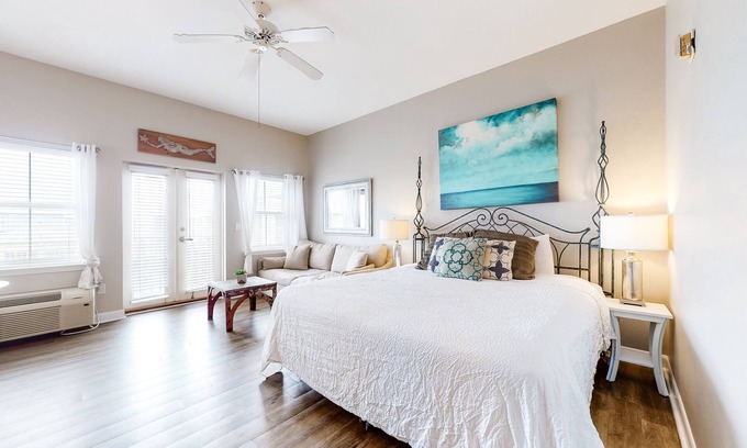 Gulf Place Apartamento | ¡Adorable estudio cerca de la playa con WiFi gratis, cocina y piscina compartida!
