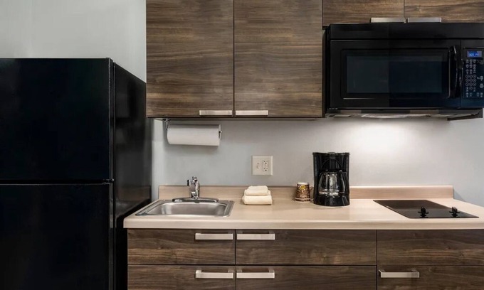 Pooler Casa | Cozy Hotel w/In-Room Kitchen, Free Parking, Pet-Friendly, Near Savannah Airport