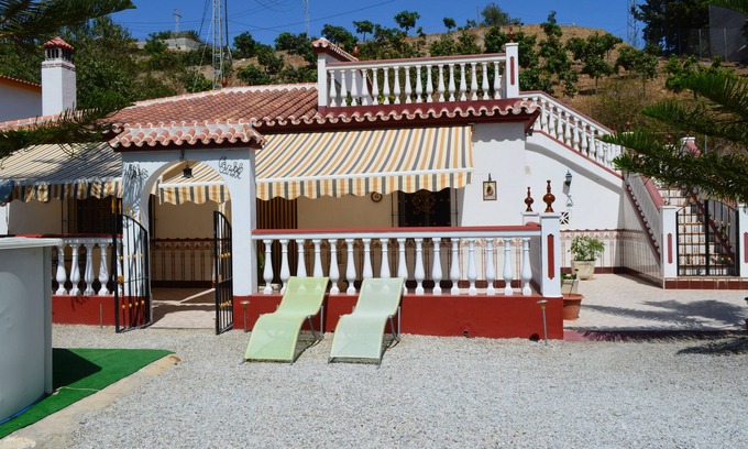 Almayate Bajo Cabaña | Acogedora casa rural en Almayate, 15 min. a pie hasta la playa.