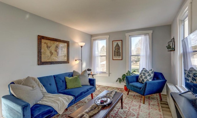 East Petersburg Apartamento | Cozy House in East Petersburg ~ with Sunroom!