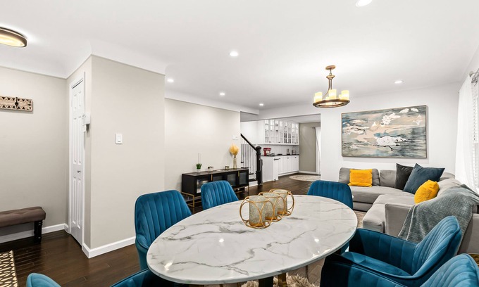 Royal Oak Casa | Cozy house in the most desirable neighborhood in Royal oak!