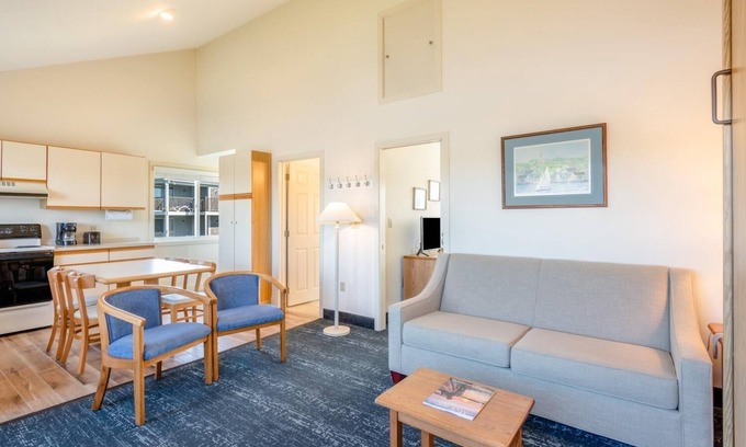 West Yarmouth Apartamento | Cozy House in Waterfront Resort w/ Private Beach & Ocean-View Pool