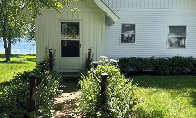 Kendall Casa | Cozy House on Swan Lake in Allegan