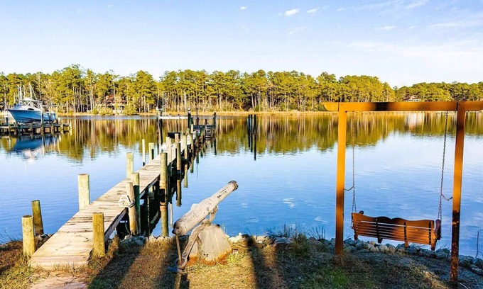 Oriental Casa | Cozy house with deep water private dock