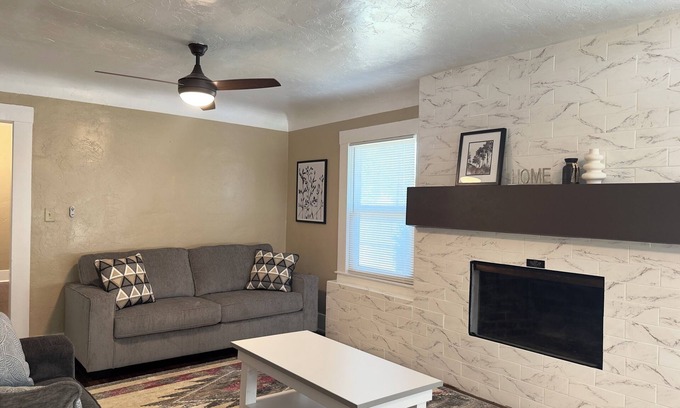 Hanford Casa | Cozy House with King Bed and Modern Bathrooms