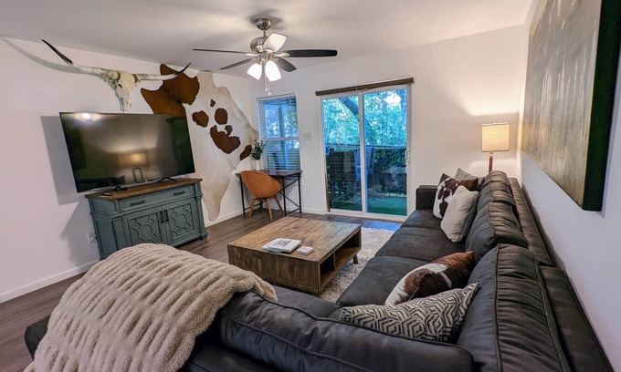 South Lamar Casa | Cozy in Heart of S. Lamar