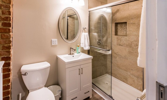 Kansas City Cabaña | Cozy in KC! Laundry, Kitchen, Deck, Parking, near downtown and the Northland