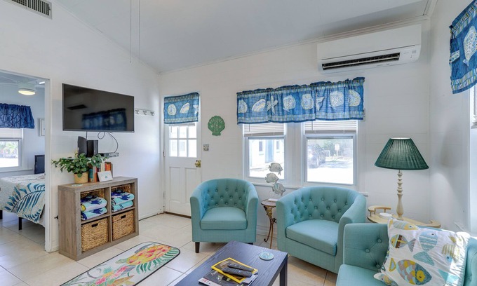 Indian Rocks Beach Cabaña | Cozy Indian Rocks Beach Cottage: Steps to Seawall!