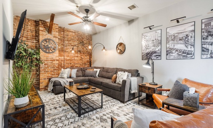 Greenville Downtown Apartamento | Cozy Industrial 2-KING Bdrm S. Main Street Downtown Condo w/ Foosball Table