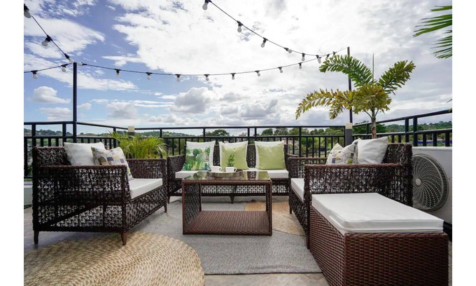 Antipolo Apartamento | Cozy Industrial Chic Apt,Netflix+Balcony,Antipolo