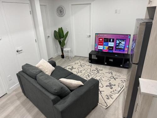Airdrie Apartamento | Cozy Inn new basemt wt sep entrance contains 1 bdrm and den for up to 4 guests