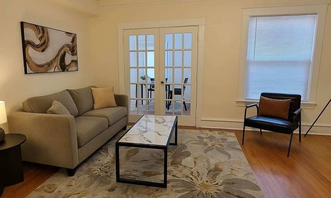 East Albany Park Apartamento | Cozy & Inviting 2BR Apartment