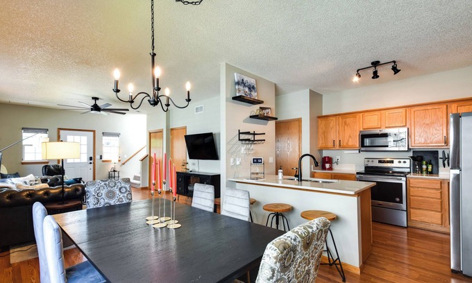 Weber Casa | Cozy Iowa City Home ~ 2 Mi to Kinnick Stadium!