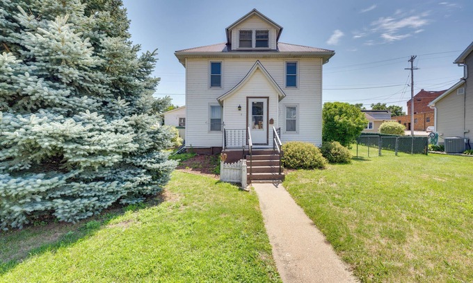 Dyersville Casa | Cozy Iowa Getaway w/ Patio & Fenced-In Yard!