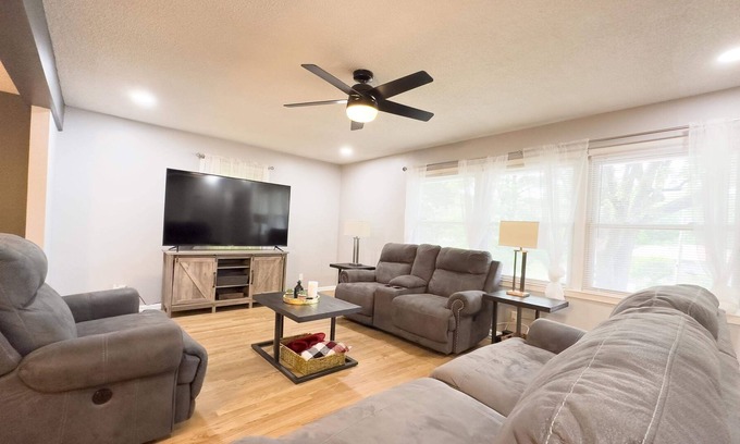 Kansas City Casa | Cozy KC Home 6 beds Arcade & Pool Table 15Min> PNL