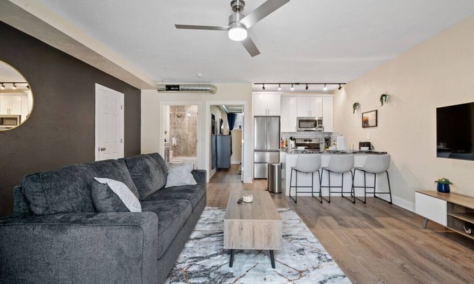 East Liberty Apartamento | Cozy King Bed Suite ~ Free Parking & Ground Floor!