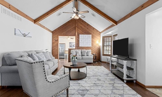 Independence Casa | Cozy King Beds OffSt Parking Mins from Attractions